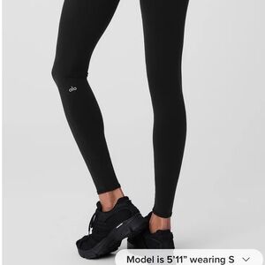 Alo black airbrush leggings washed and worn once mint condition size large L